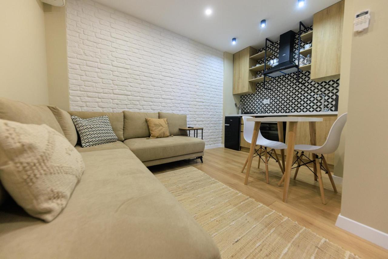 One-Bedroom Rooftop Skyline Central Hidden Gem In Tirana Exterior foto